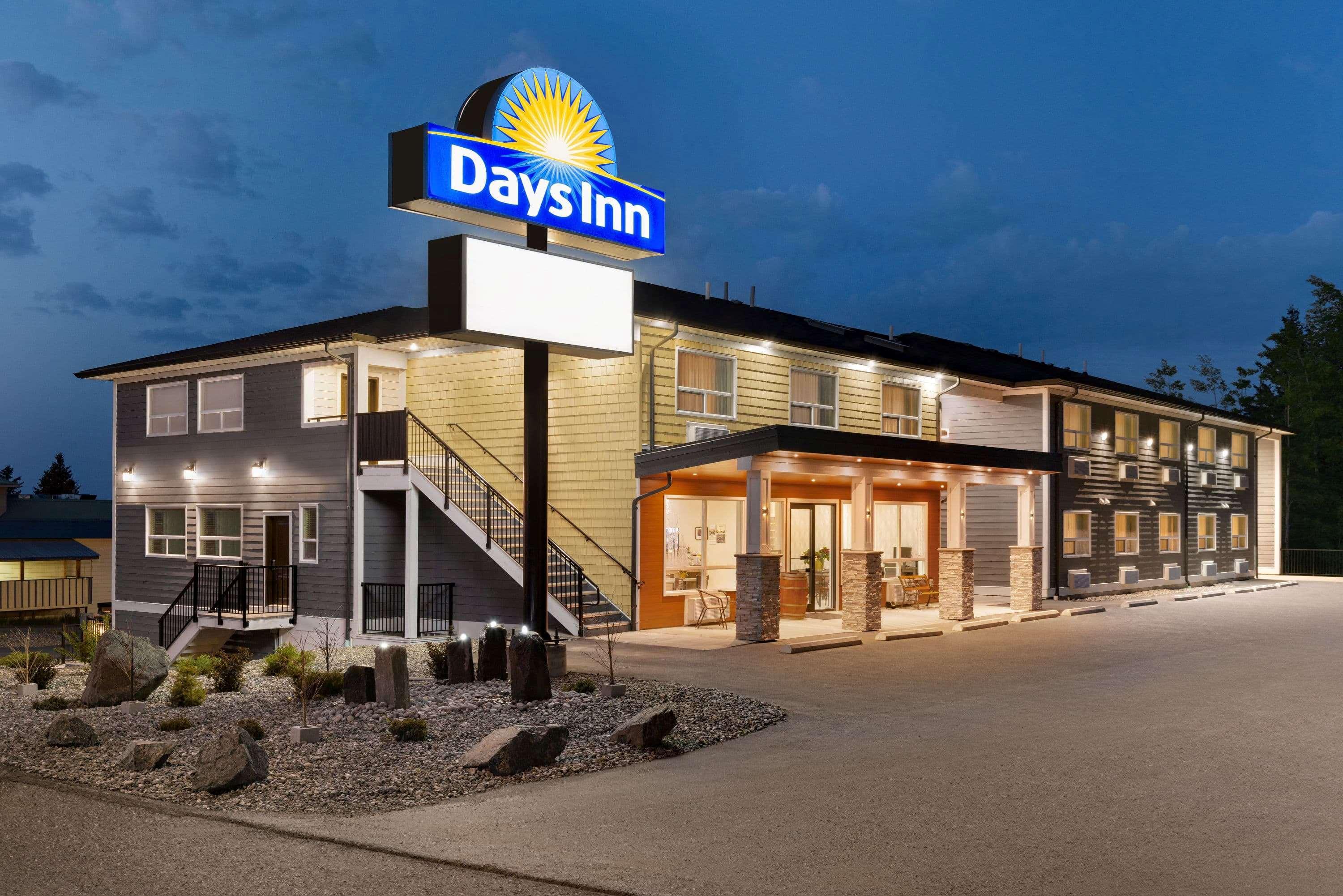 Days Inn By Wyndham 100 Mile House Exterior foto